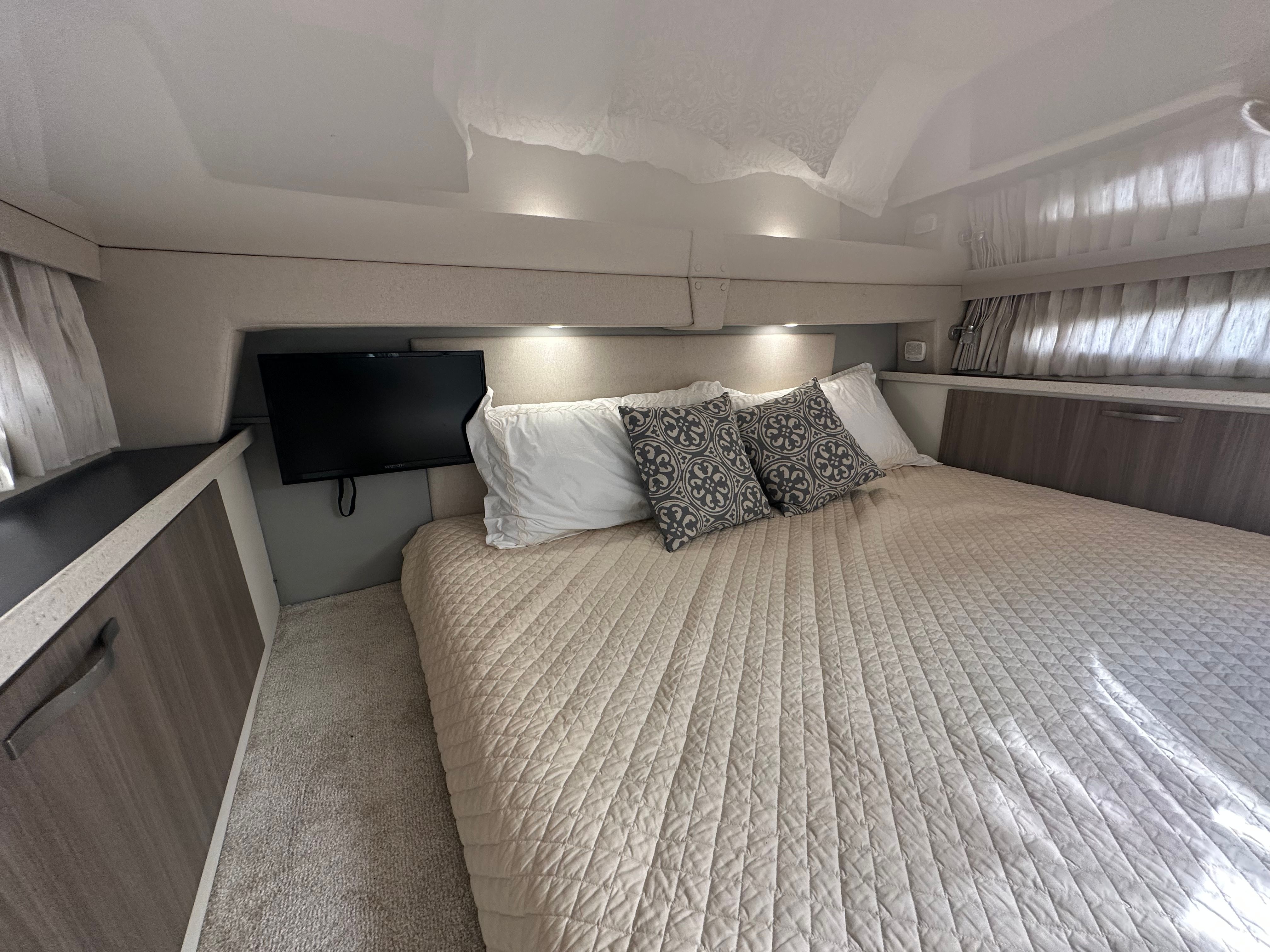 2019 Regal 33 Express — photo 4
