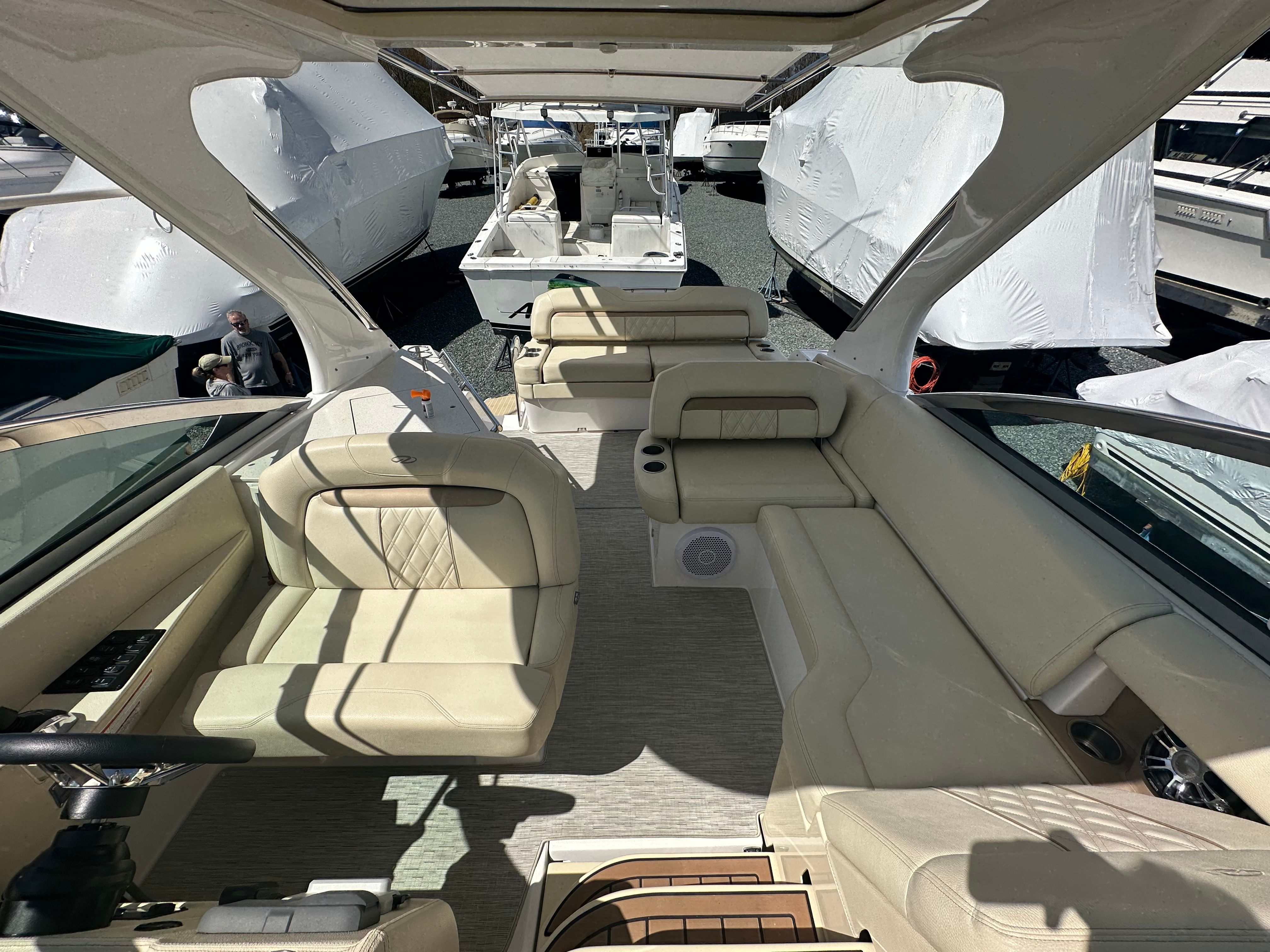 2019 Regal 33 Express — photo 6