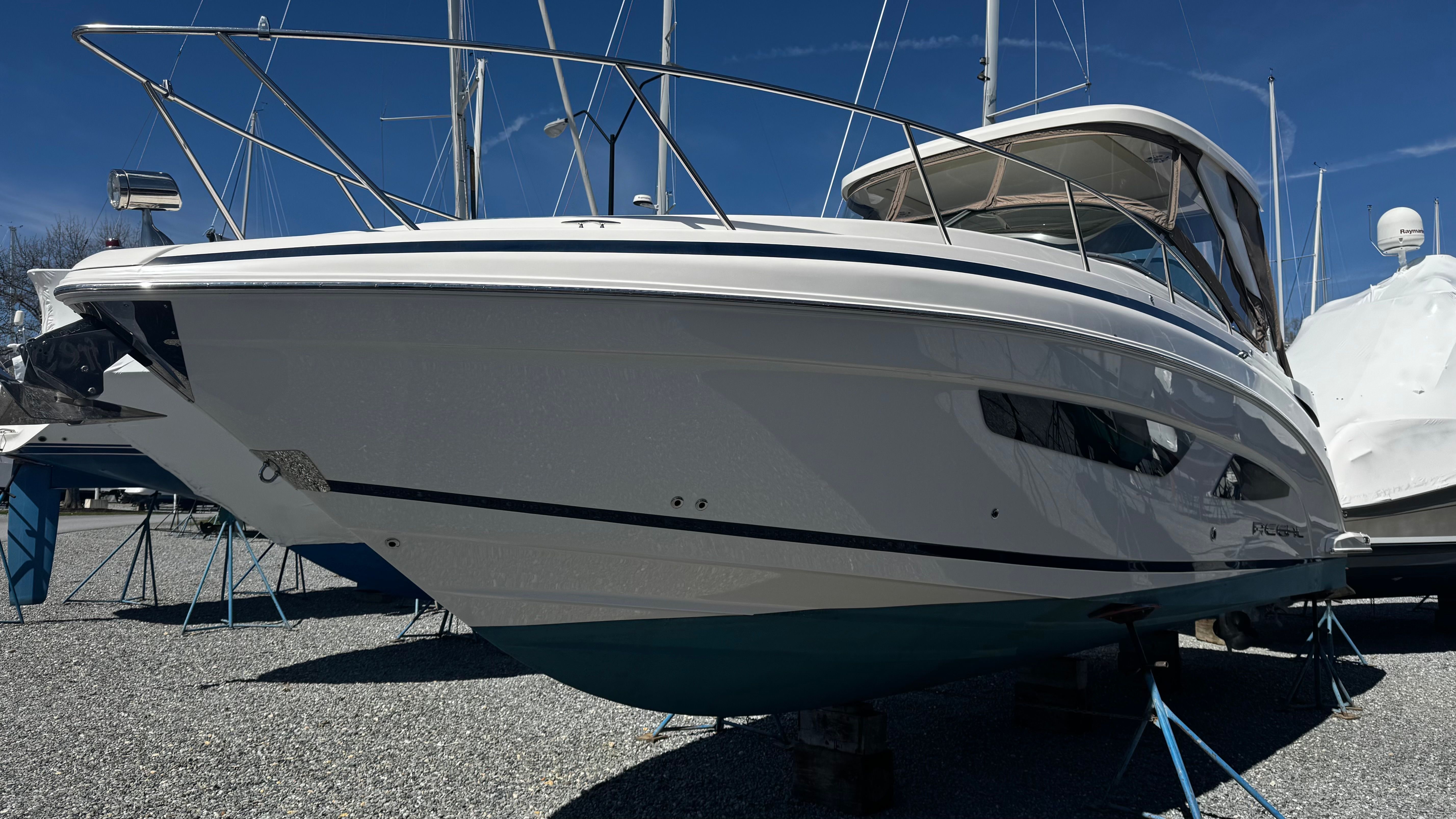 2019 Regal 33 Express — photo 9