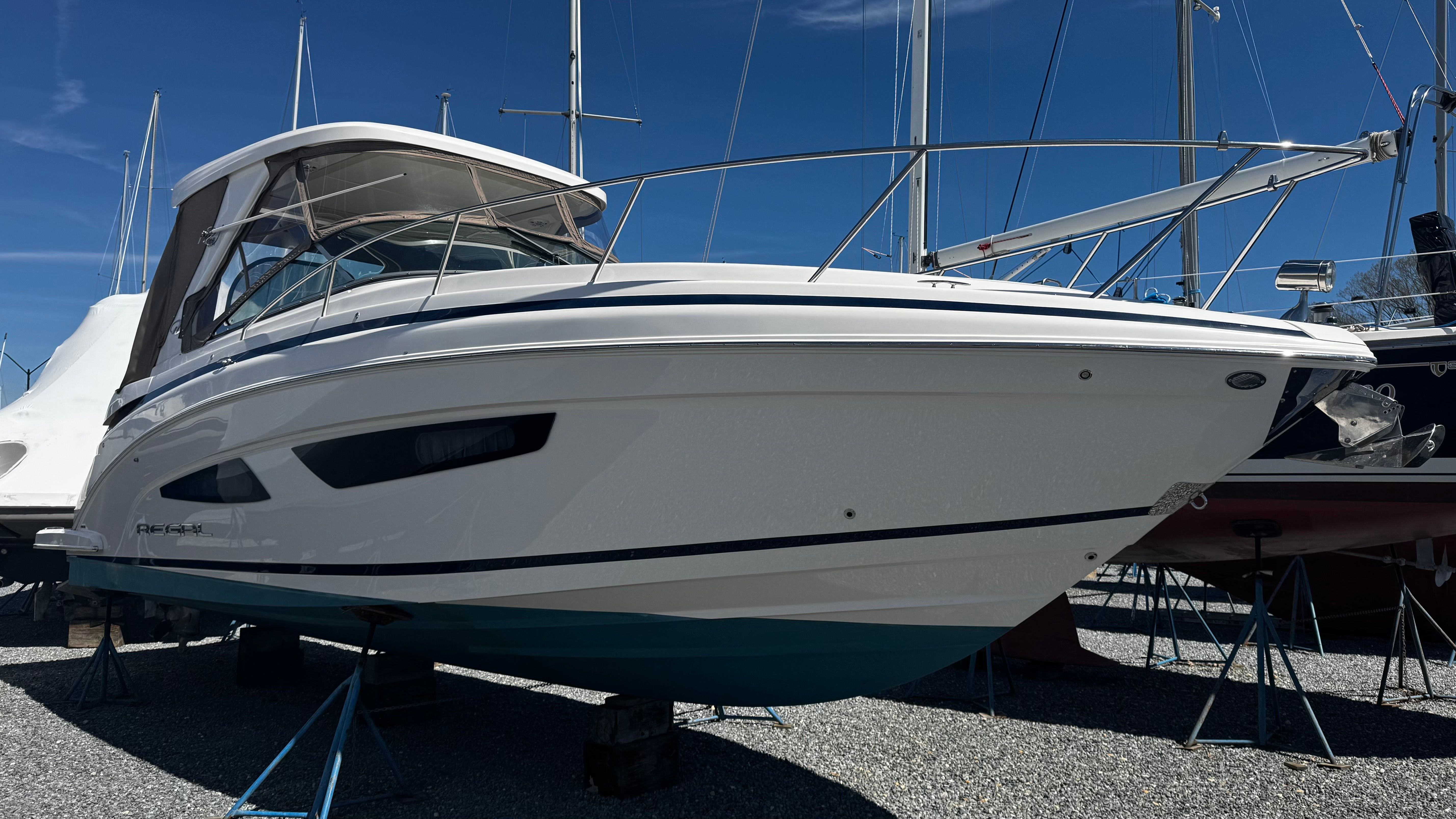 2019 Regal 33 Express — photo 7