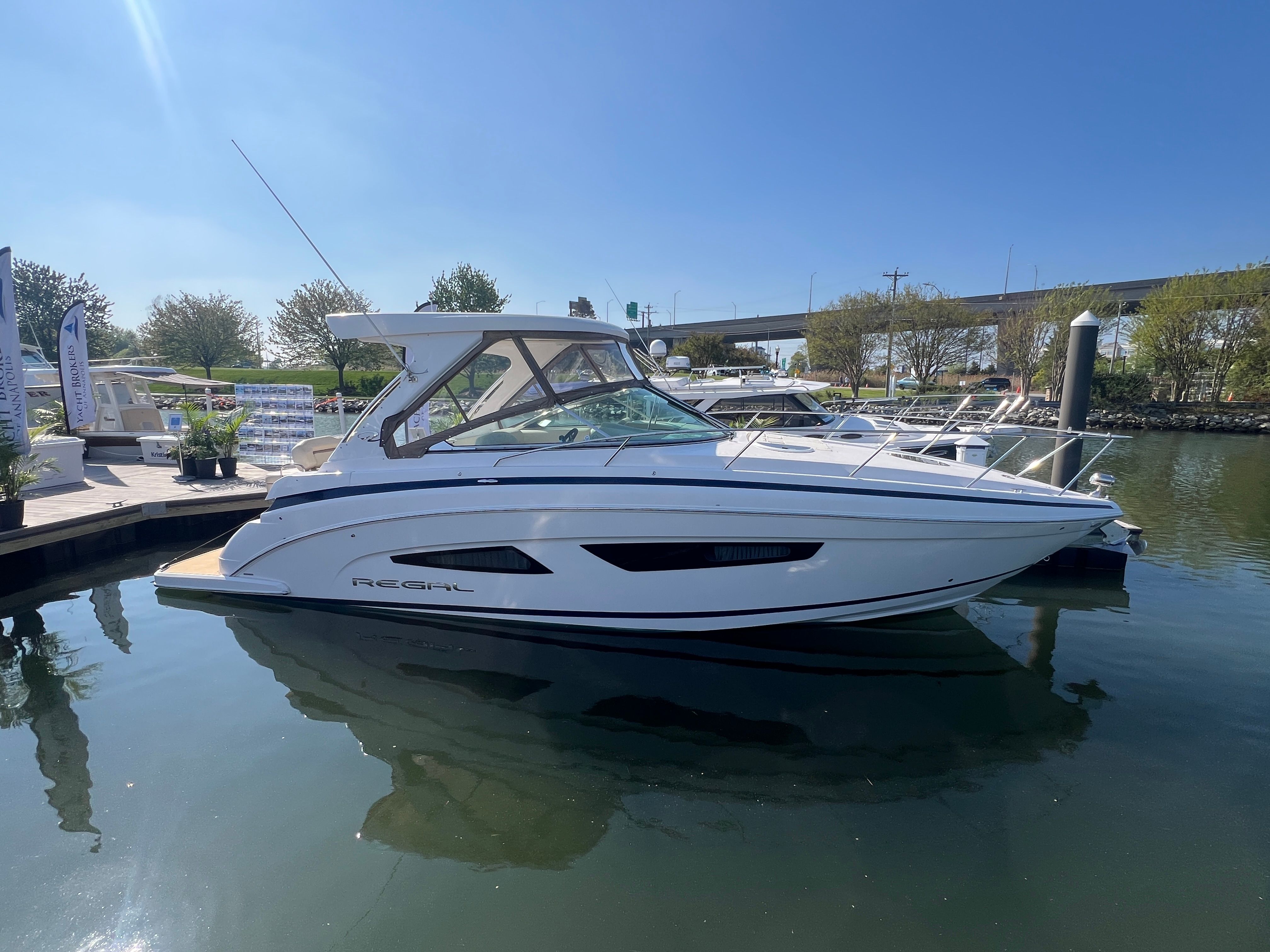 2019 Regal 33 Express — photo 2
