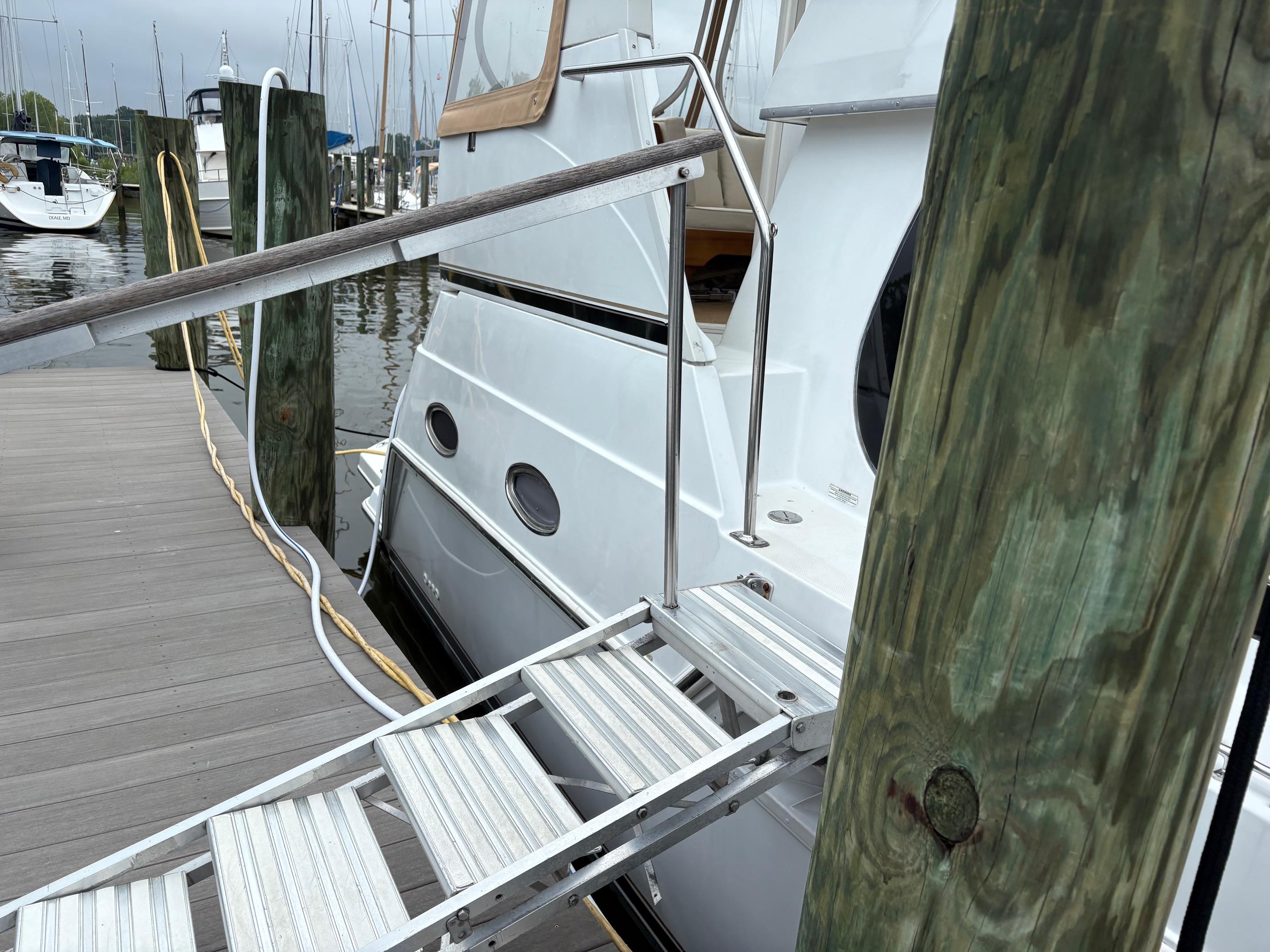 1999 Carver 356 Motor Yacht — photo 8