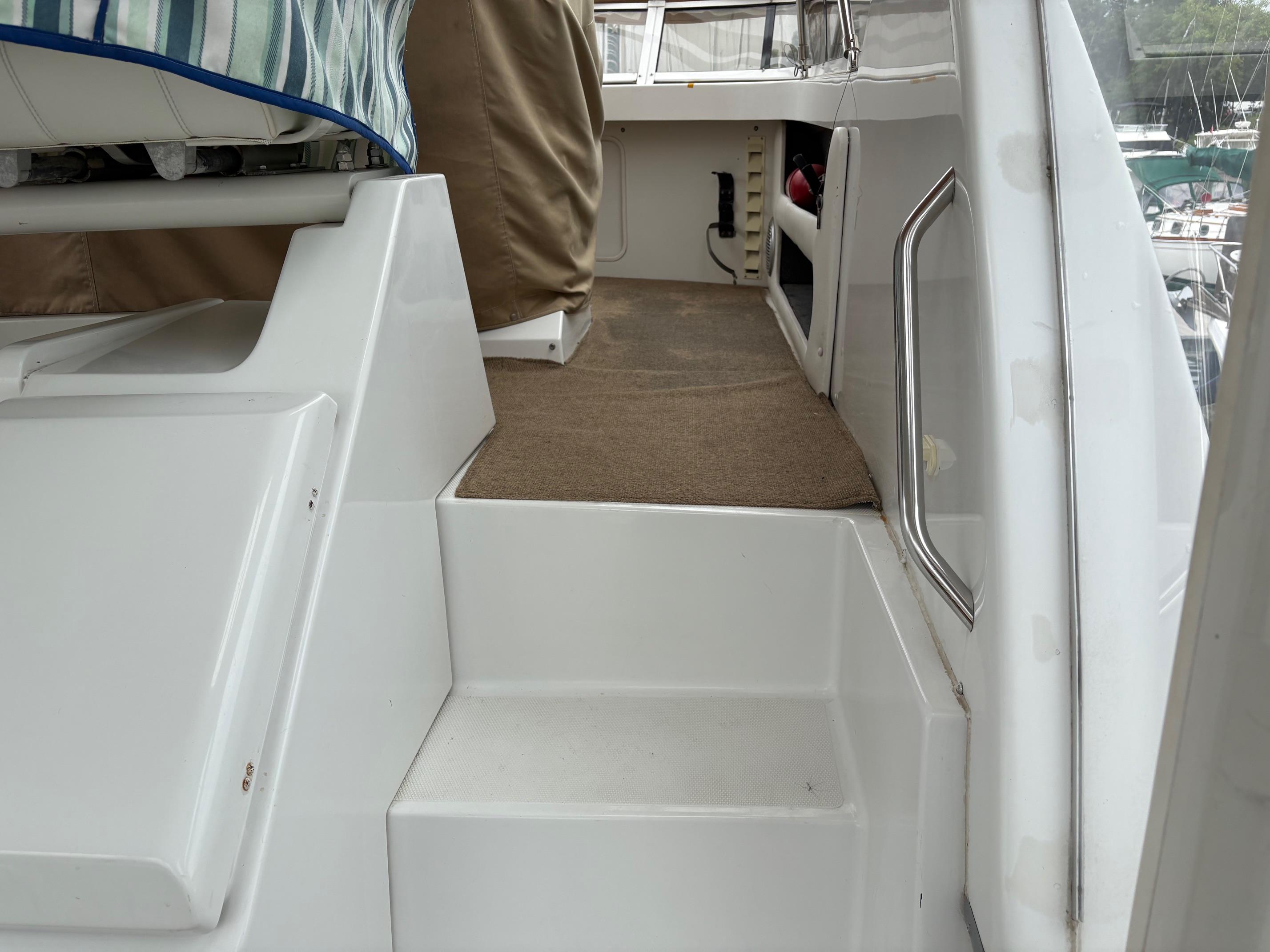 1999 Carver 356 Motor Yacht — photo 13
