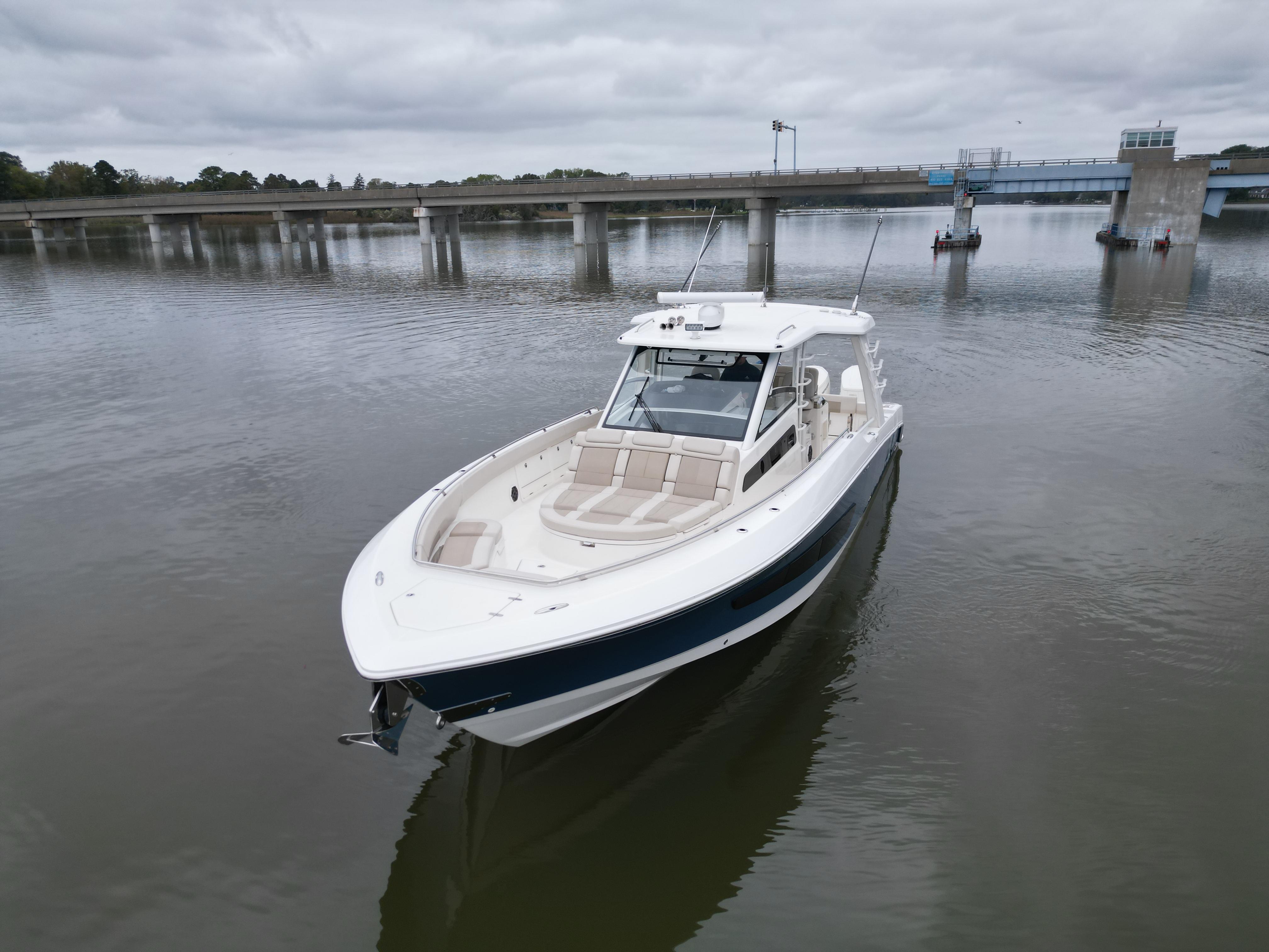 2023 Boston Whaler 420 Outrage — photo 4