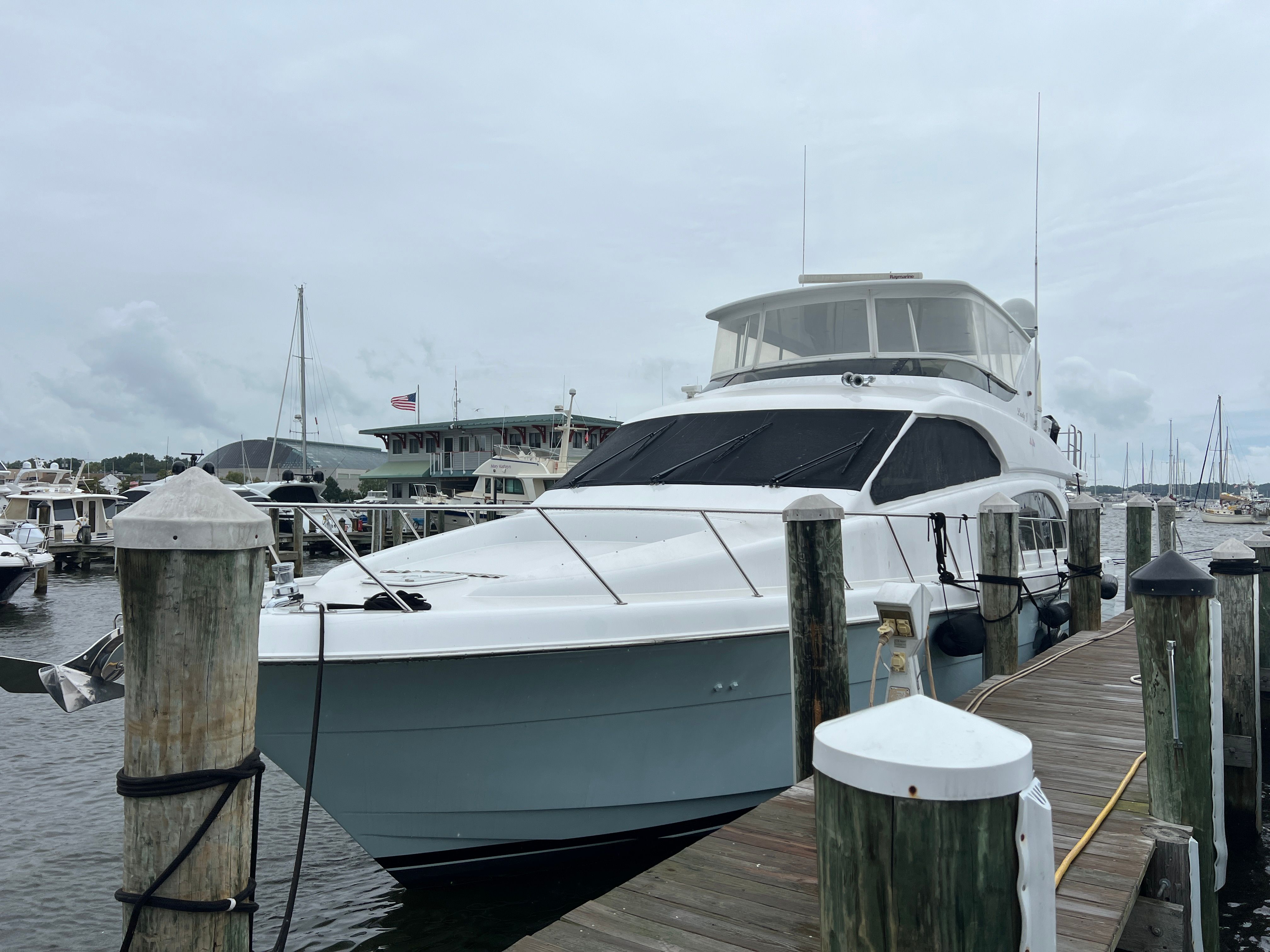 2008 Hatteras 64 Motor Yacht — photo 2