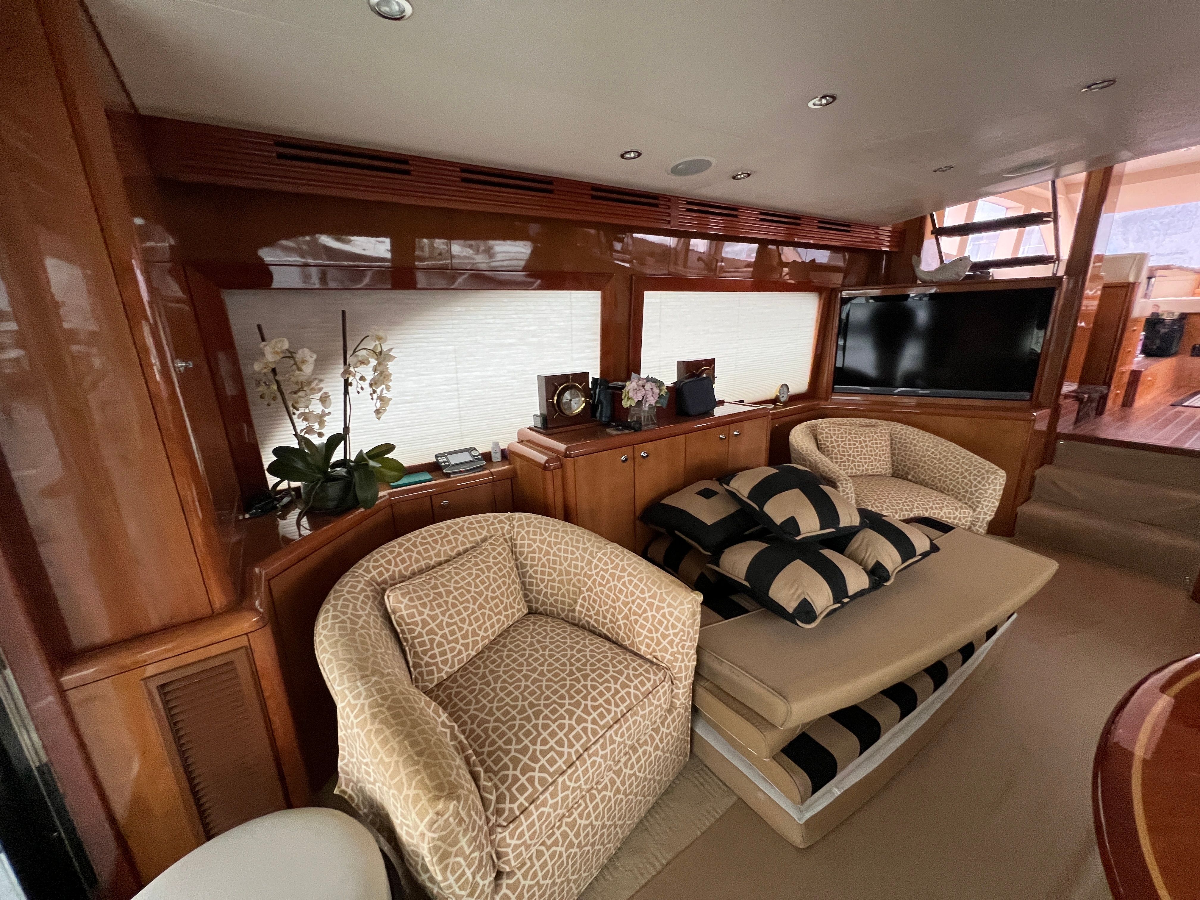 2008 Hatteras 64 Motor Yacht — photo 6