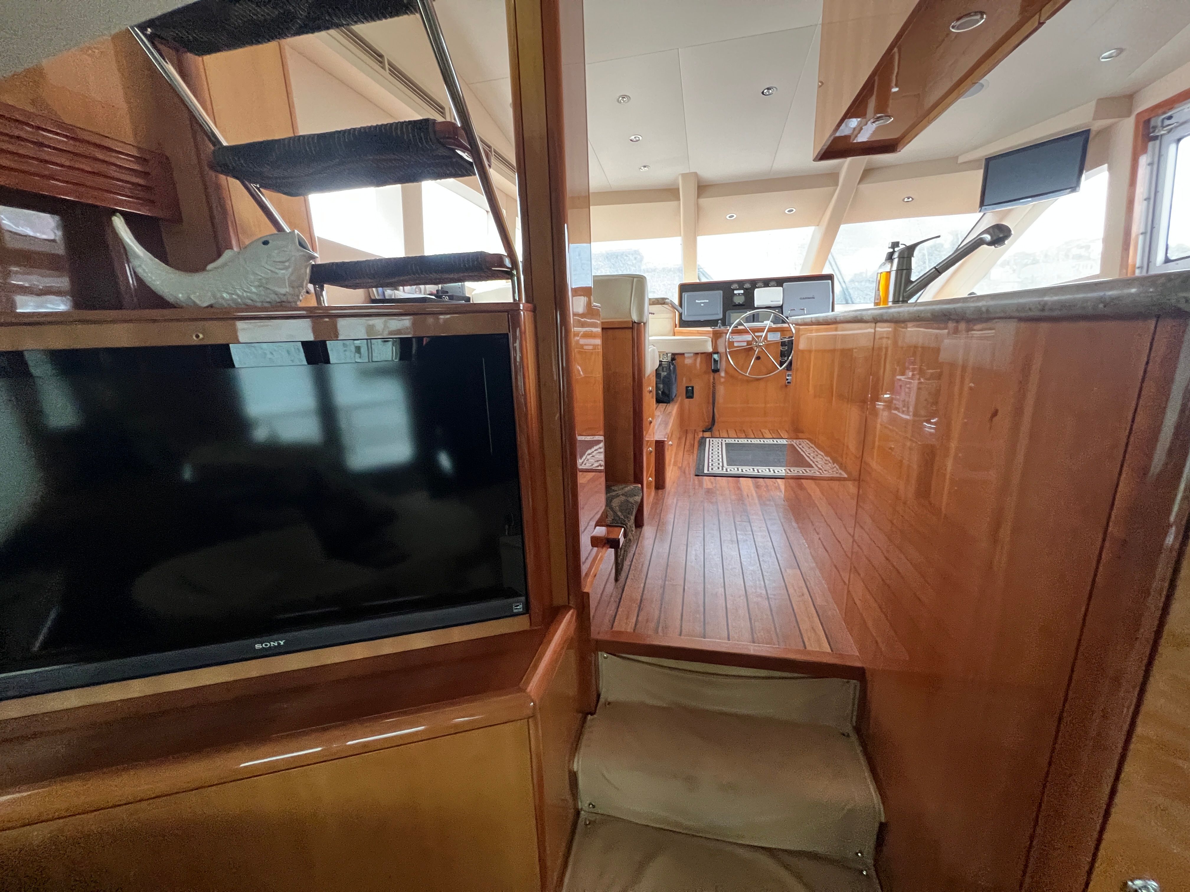 2008 Hatteras 64 Motor Yacht — photo 10