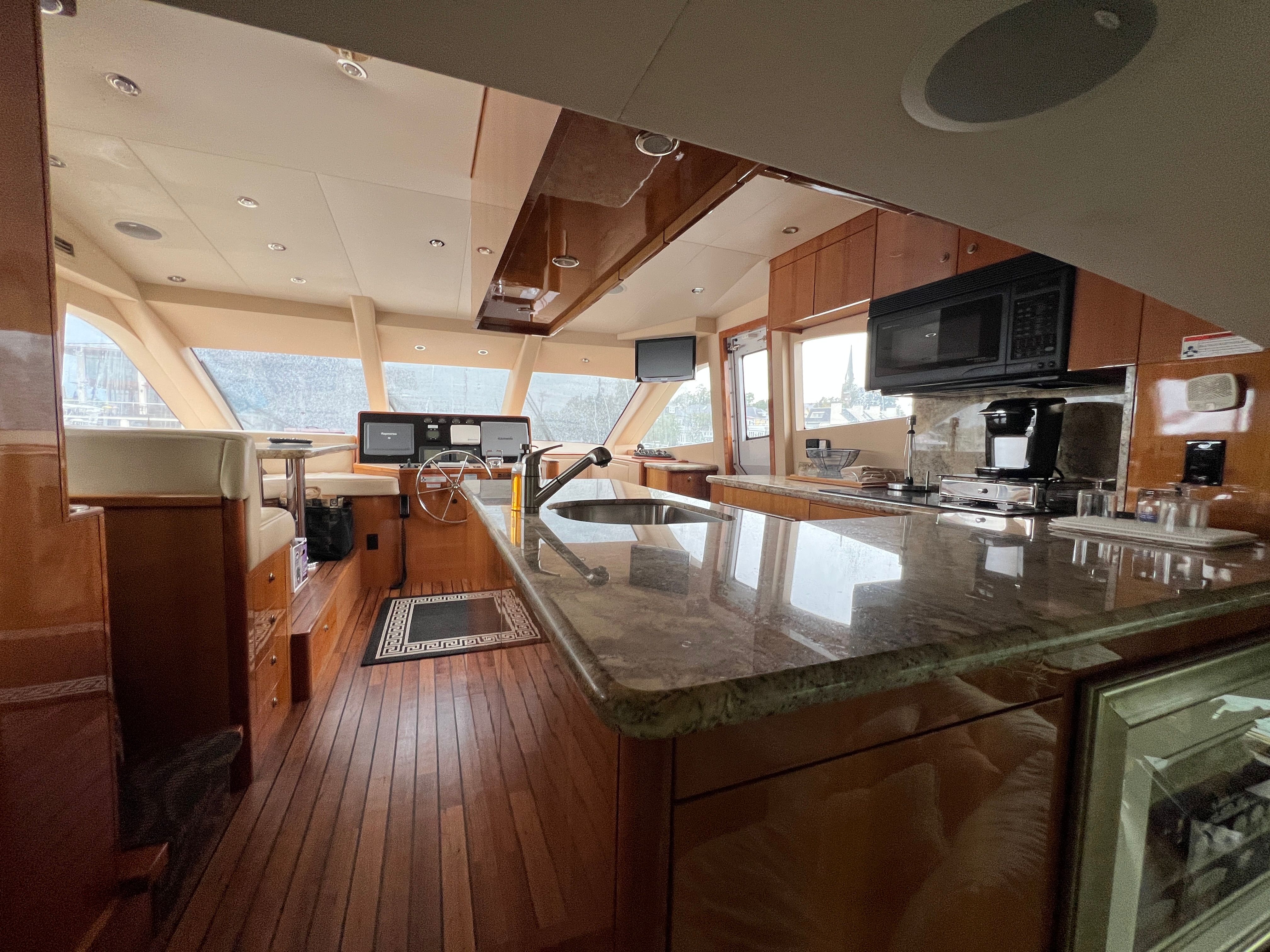 2008 Hatteras 64 Motor Yacht — photo 11